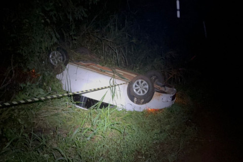 Morador de Itambaracá capota carro na PR-436, em Bandeirantes