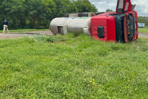 Caminhão Tanque tomba na BR 369 com a PR 855 em Bandeirantes PR