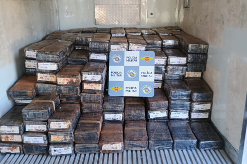POLICIAMENTO RODOVIÁRIO PRENDE TRAFICANTES COM MAIS DE 4 TONELADAS DE DROGAS EM RODOVIA DE ASSIS/SP