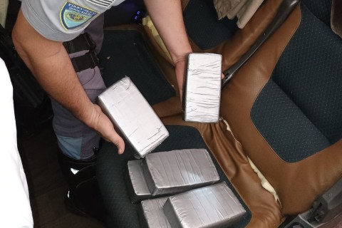 TÁTICO OSTENSIVO RODOVIÁRIO PRENDE 11 BOLIVIANOS TRANSPORTANDO MAIS DE 50 QUILOS DE COCAÍNA EM ÔNIBUS