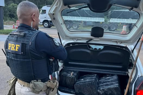 PRF apreende cerca de 113 quilos de maconha na BR-277, município de Guarapuava (PR)