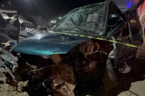 Colisão frontal entre dois carros deixa jovem gravemente ferido em Bandeirantes