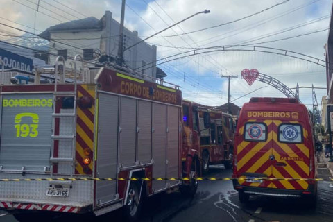 Incêndio destrói casa no centro de Andirá na manhã do Dia das Mães
