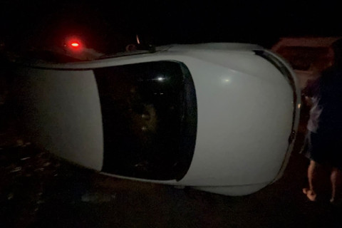 Colisão seguida de capotamento é registrada na PR-436, em Itambaracá (PR)