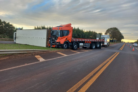 Colisão entre caminhões na BR-369, entre Andirá e Cambará na manhã de quinta feira
