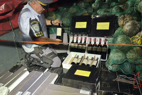 TÁTICO OSTENSIVO RODOVIÁRIO PRENDE CRIMINOSO POR DESCAMINHO DE CARGA DE VINHOS ESTRANGEIROS AVALIADA EM R$ 1.000.000,00 EM RODOVIA DE SANTA CRUZ DO RIO PARDO/SP