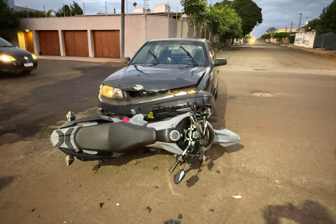 Colisão entre carro e moto deixa casal ferido no centro de Bandeirantes
