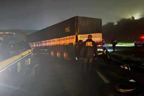Acidente grave na BR-376 deixa um morto em Apucarana após caminhão cair de pontilhão