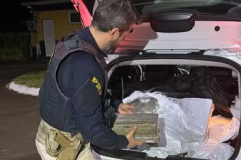 PRF apreende drogas, veículo furtado e arma de fogo em duas ocorrências na BR-277, em Santa Terezinha de Itaipu