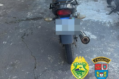 POLÍCIA MILITAR APREENDE MOTOCICLETA COM SINAIS IDENTIFICADORES ADULTERADOS EM IBAITI/PR