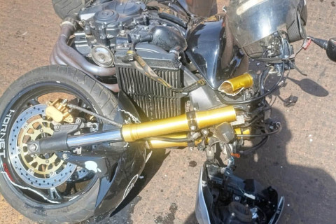 Motociclista fica ferido após colisão entre moto e carro no centro de Bandeirantes