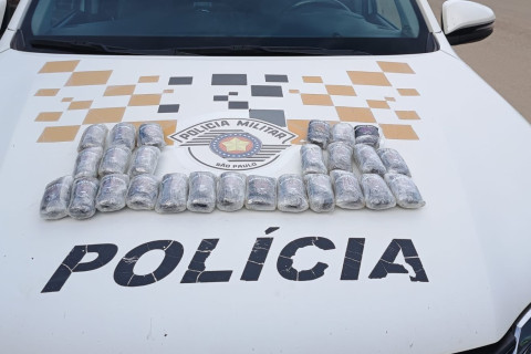 POLICIAMENTO RODOVIÁRIO PRENDE CASAL DE TRAFICANTES COM 26 TABLETES DE HAXIXE EM RODOVIA DE OURINHOS/SP