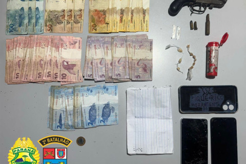 POLÍCIA MILITAR PRENDE HOMEM E APREENDE MENOR POR TRÁFICO DE DROGAS E POSSE DE ARMA DE FOGO