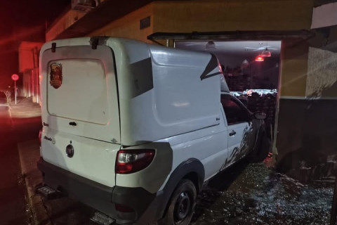Condutor de carro bate em porta de vidro de loja em Santa Amélia PR