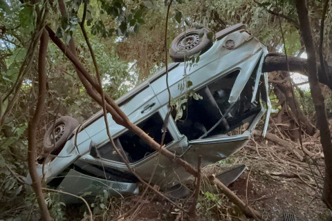 Morador de Bandeirantes capota carro na PR-436 entre Bandeirantes e Itambaracá.