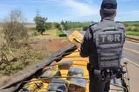 POLICIAMENTO RODOVIÁRIO APREENDE MAIS DE UMA TONELADA DE MACONHA EM MEIO À CARGA DE SOJA